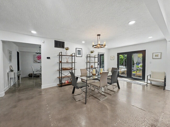 Building Photo - 9608 Merion Cir NE