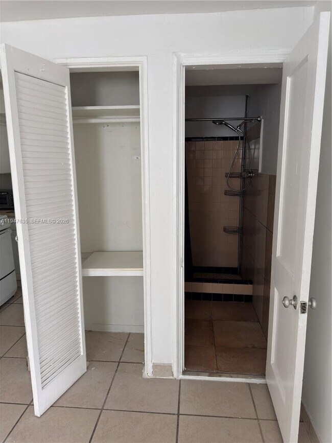 Building Photo - 921 N 17th Ct