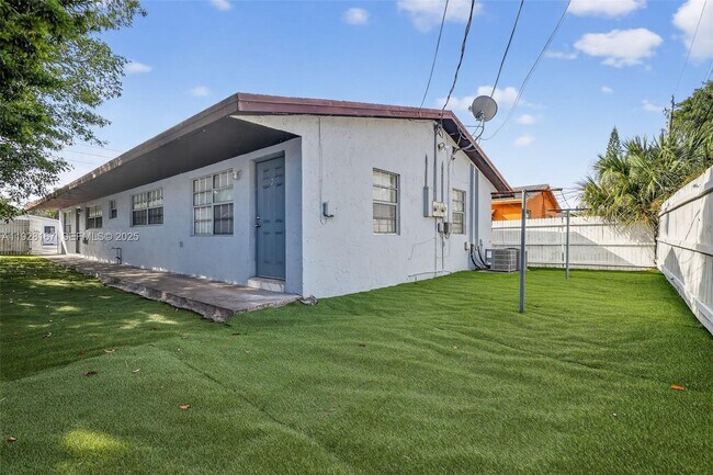 Building Photo - 708 SW 10th St