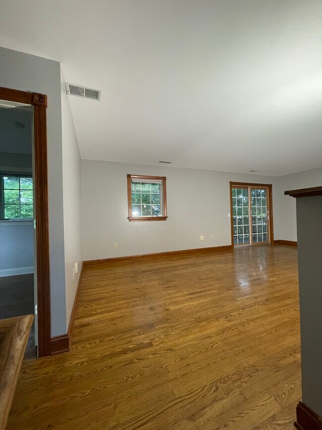 Building Photo - 611 Suite B