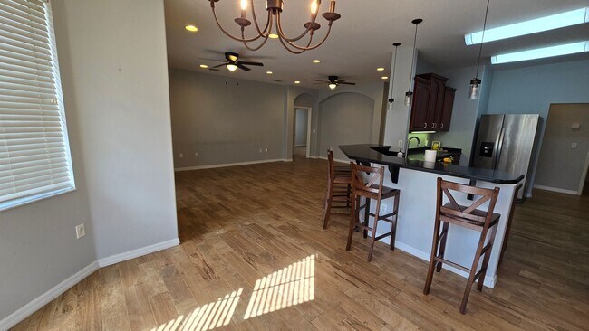 Building Photo - 3/2 w/ home office and 2 car garage