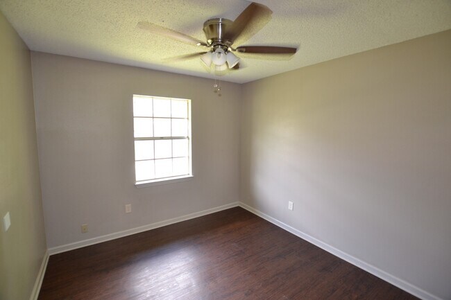 Building Photo - Charming 3 bedroom Duplex Conveniently Loc...
