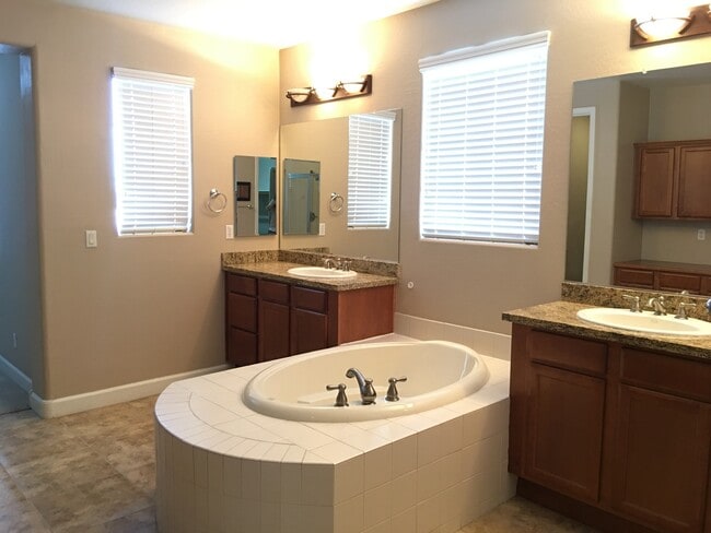 Building Photo - Chandler 5 Bed, 3 Bath + Bonus Room Office/Den