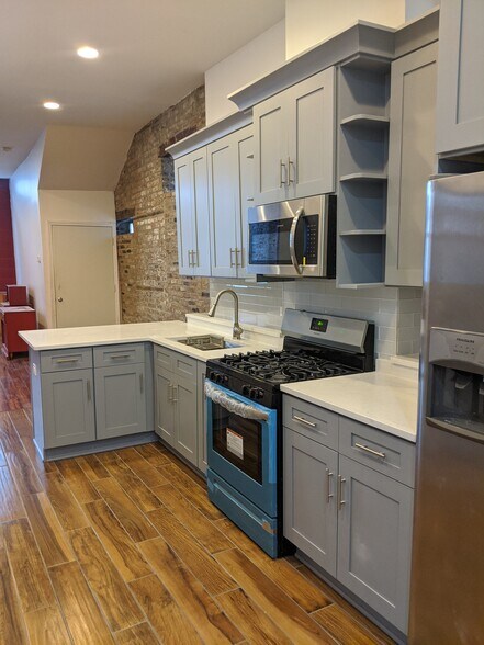 Building Photo - 1540 W 17th St
