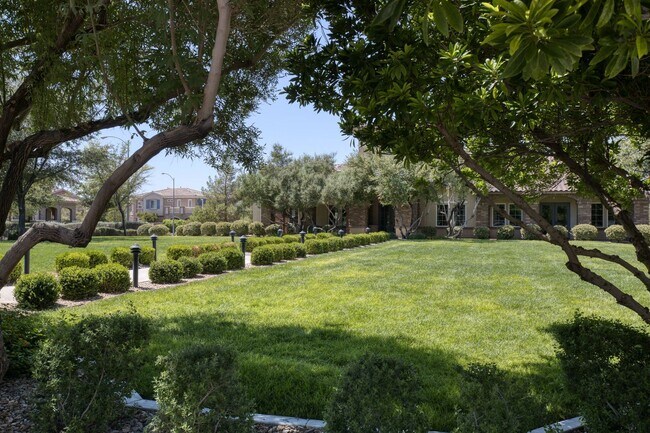 Building Photo - 5 Bed home w/downstairs bed. Private pool.