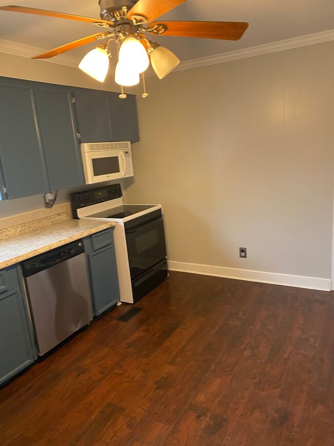 Building Photo - Contact Peggy Goodman 501 676 1758 or Heat...