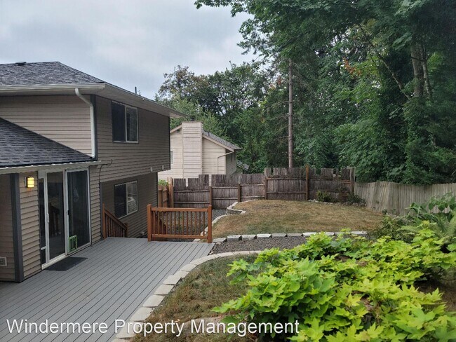 Building Photo - 3 br, 2.5 bath House - 943 NE Winston Drive