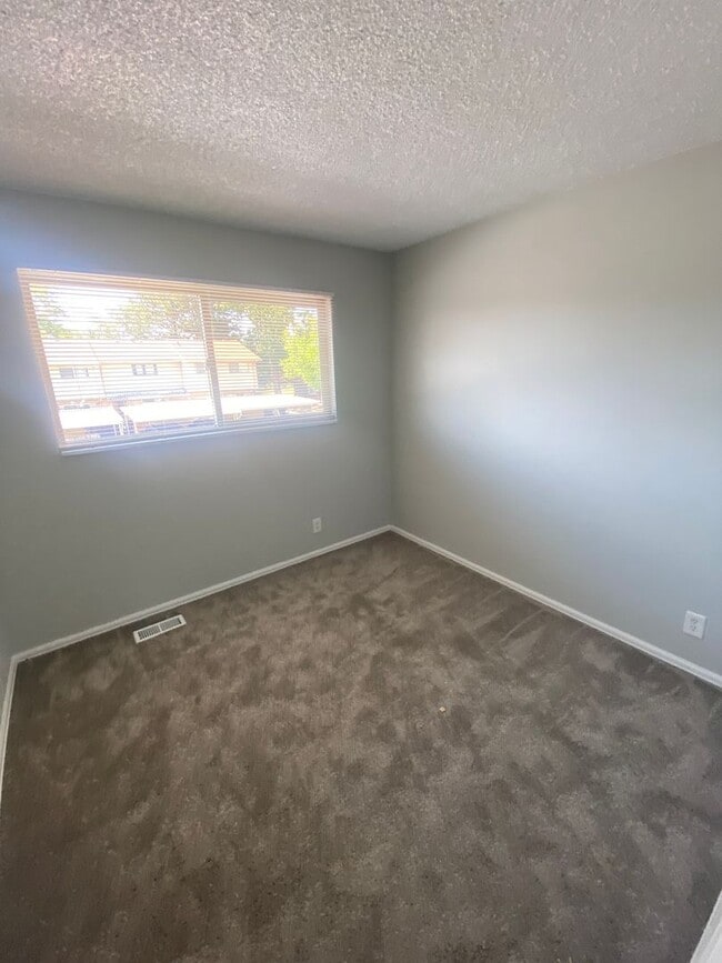 Building Photo - Renovated 3 bed, 2.5 bath Townhome in Aurora