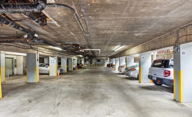 Building Photo - 1BR Condo | In-Unit Laundry, City Views, Walk to UTK