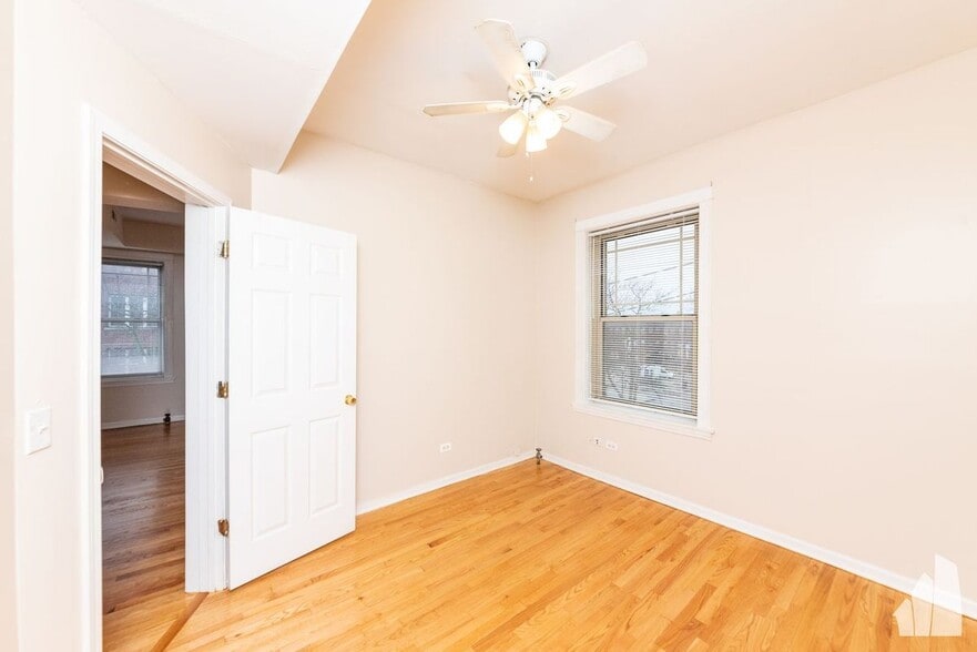 Building Photo - 7505 N Greenview Ave