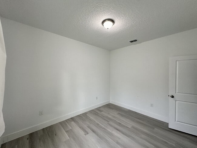 Building Photo - SHARING A BEAUTIFUL LARGE HOME