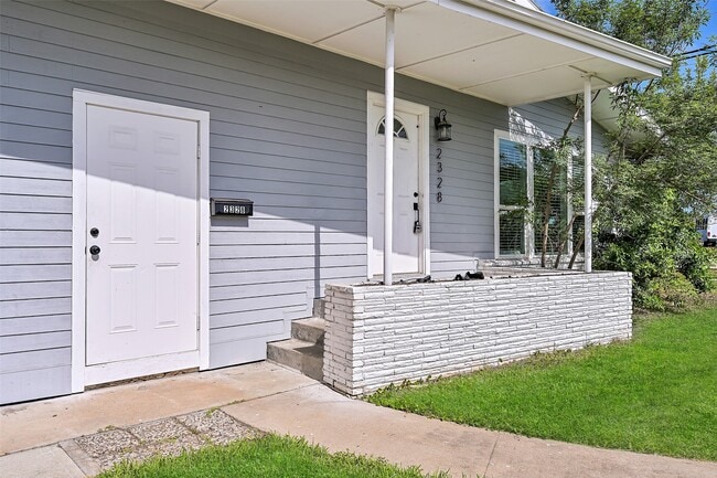 Building Photo - 2328 Wimcrest St