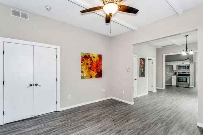 Building Photo - 3 Bedroom 2 bath home with garage in a prime location!