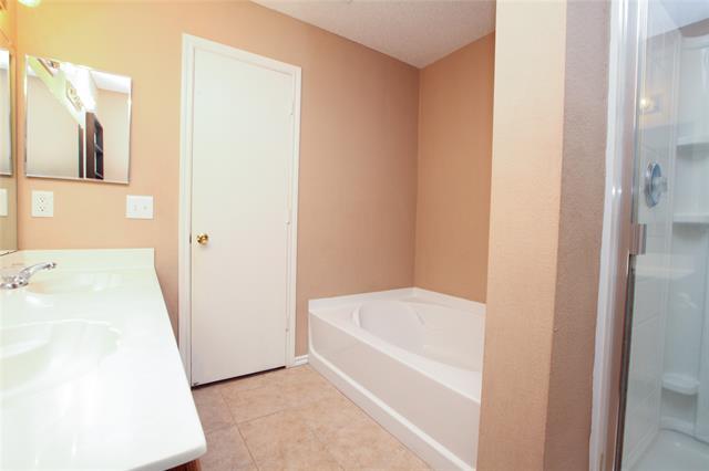 Building Photo - 1200 Willow Tree Dr