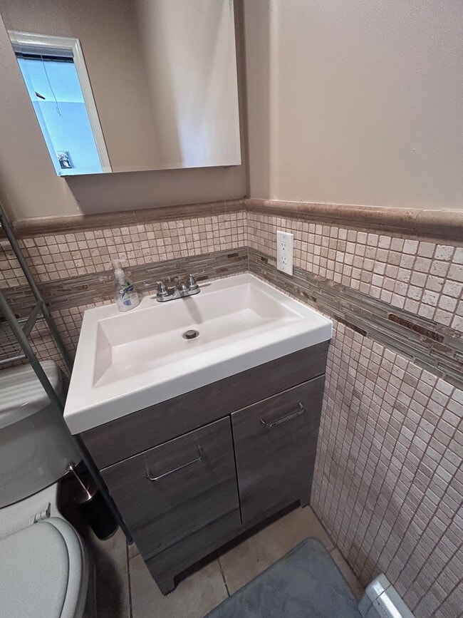 Building Photo - 42 Ella St