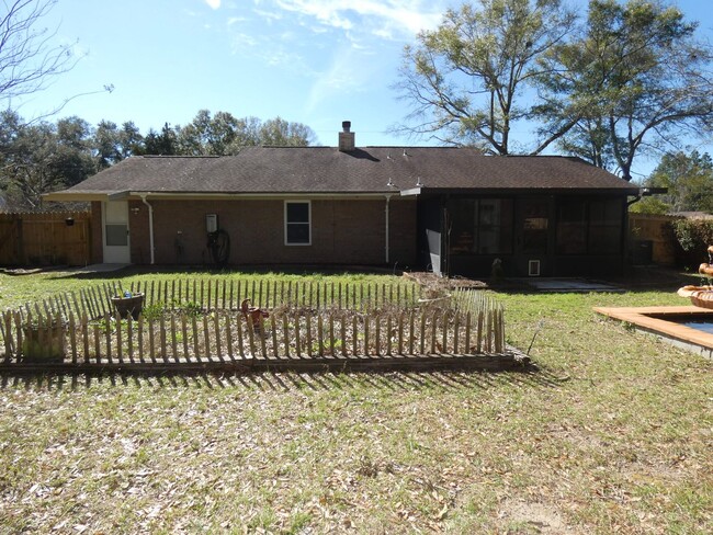 Building Photo - Lovely 3/2 Brick and Vinyl home with White...