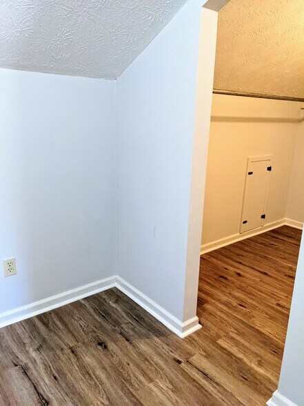 Extra large walk-in closet in main (right) upstairs bedroom. - 3221 Hunters Point Dr