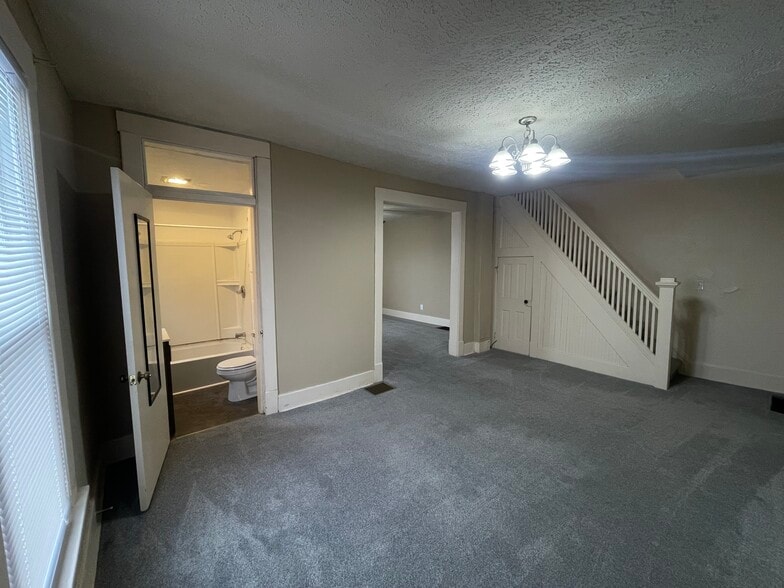 Building Photo - 633 S 16th St