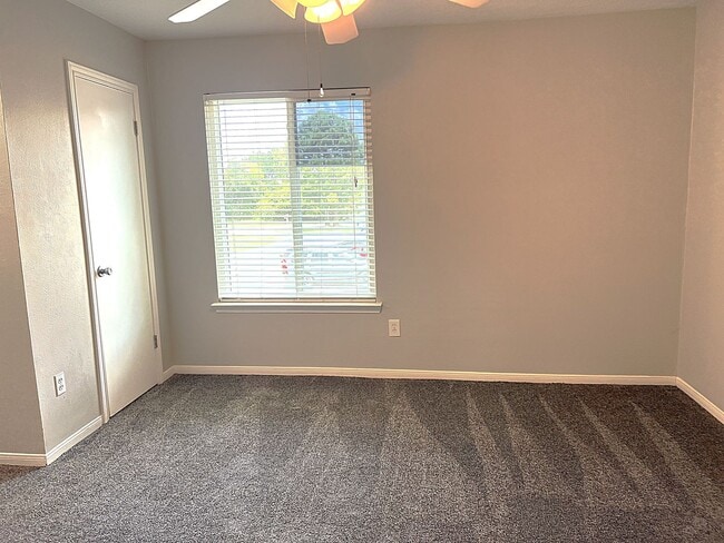 Building Photo - Conveniently Located Humble Townhome