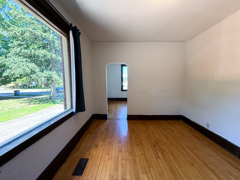 Building Photo - 657 Lake Ave