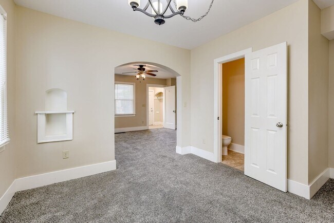 Building Photo - Spacious 3 Bedroom Duplex in the Heart of Midtown Featuring Detached Garage!!