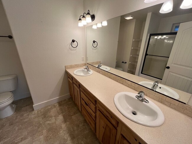 Building Photo - 3 Bed/2.5 Bath Single Family Home Close to the Old Mill