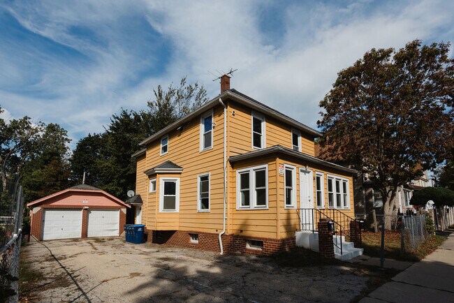Building Photo - 714 Helmholz Ave