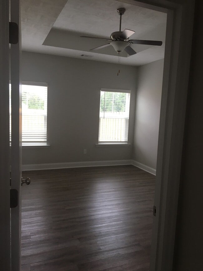 Building Photo - 2 Bed/ 2 Bath Townhome - 7 Minutes from Fo...