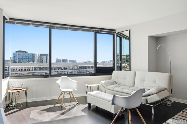 Building Photo - 250 King St