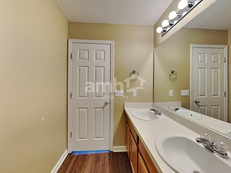 Building Photo - 3173 Hidden Creek Dr