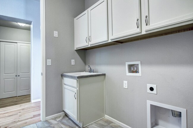 Building Photo - The Meadows 2 bed 2.5 bath Patio home low ...