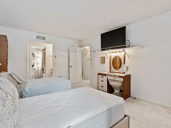 Building Photo - 900 Washington Rd