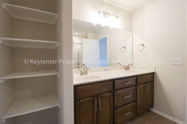 Building Photo - Gorgeous New Construction Home 4 Bed 2 Bath in Broken Arrow!