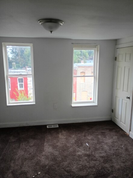 Building Photo - 2554 Hollins St