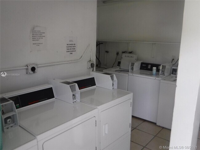 Building Photo - 1045 NE 39th Dr