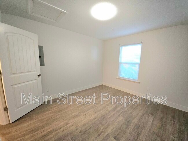 Building Photo - 313 N Navy Blvd