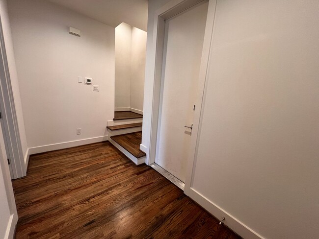 Building Photo - Three Story Townhome in the Heights Now Av...