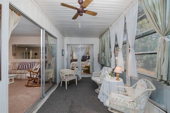 Building Photo - 8015 San Fernando Dr