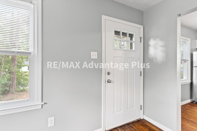 Building Photo - 2-Bedroom Home Walking Distance to Longwood University