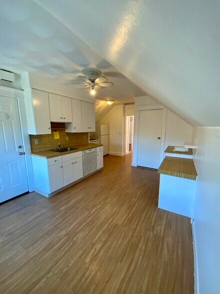 Building Photo - 1032 Hope St