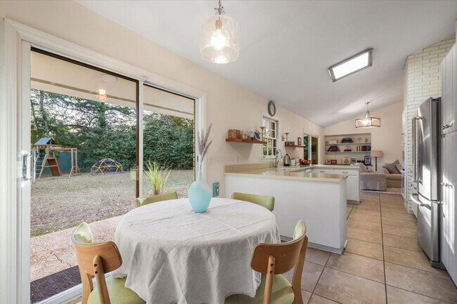 Building Photo - Mid-Century Home in Killearn Estates