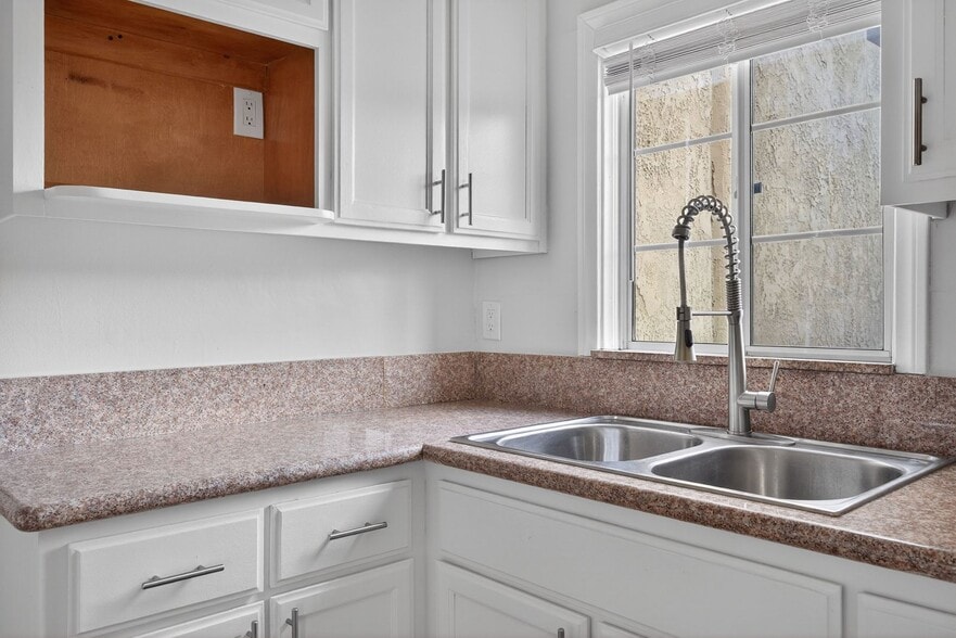 Building Photo - 905 Cherry Ave