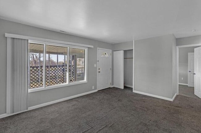 Building Photo - Marshalltown Deluxe