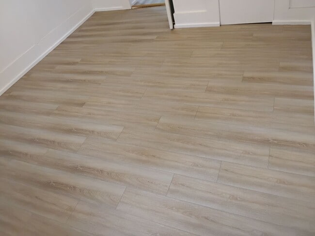 Building Photo - 1/2 OFF MOVE IN AMOUNT! 1/2 OFF SECURITY! 2 Bed 1 Bath Home