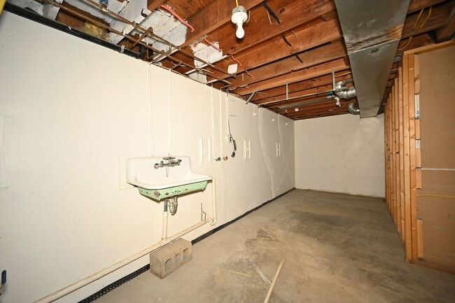 Building Photo - Cute 3-bedroom, 1 bath home with basement!