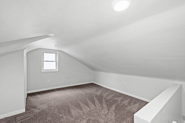 Building Photo - SCORE 50% OFF 1ST MONTH'S RENT IF SIGNED BY DEC 12! Newly renovated 2 bedroom home in Carrick ava...
