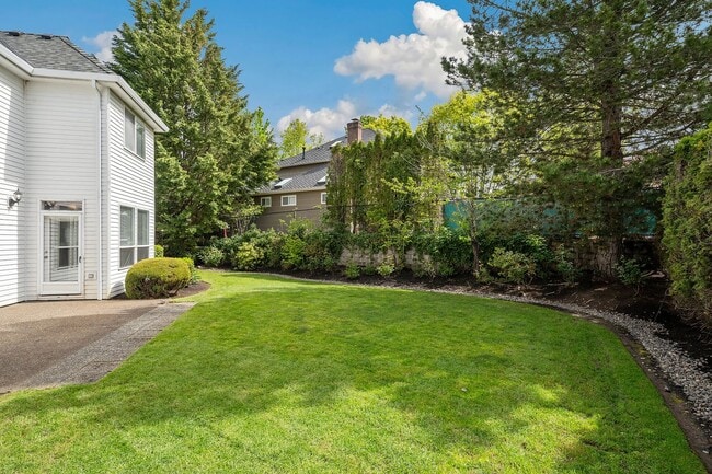Building Photo - 2284 NW Wheatfield Way