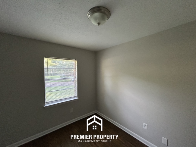 Building Photo - Unique 4BR/2BA Southaven Home | Hardwood Vaulted Sunroom & Fenced Yard