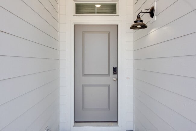 Building Photo - Beautiful 4 Bedroom Upscale Home