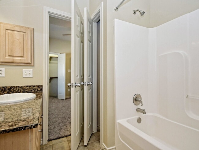 Building Photo - "Spacious 4-Bed, 4-Bath Townhouse Gem in College Station – Perfect for Comfortable Living!"